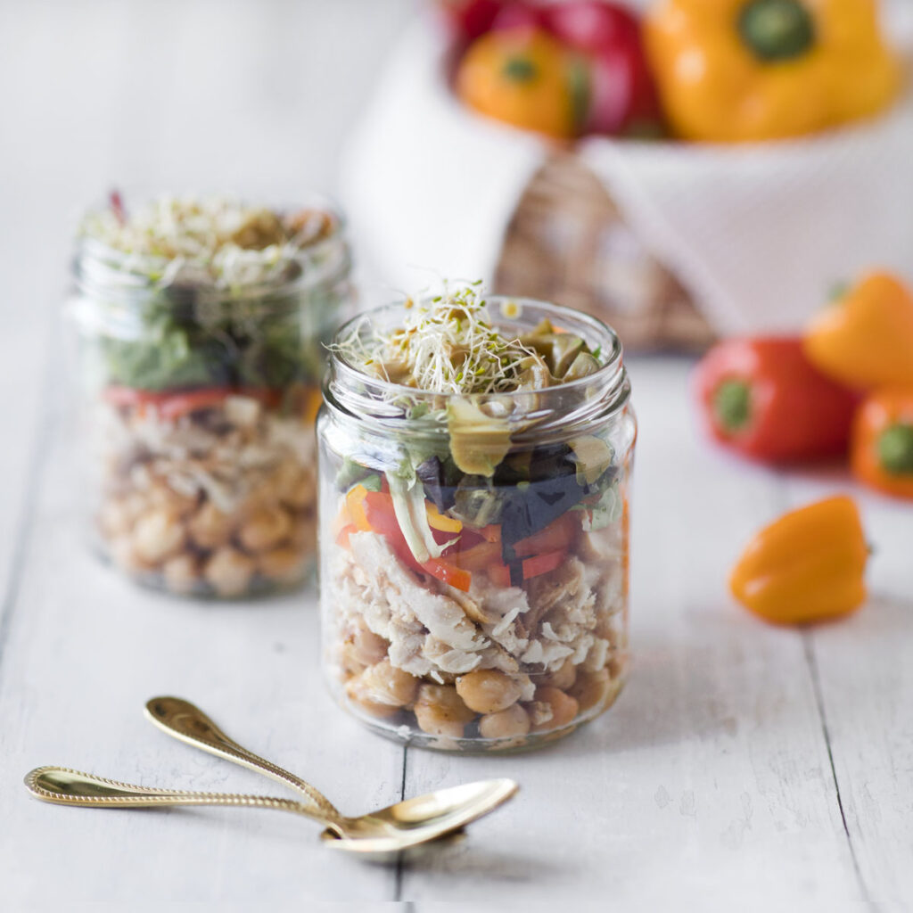 Salad jar con tiras de pollo y vegetales
