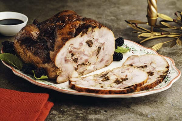 Pavo relleno con nueces, ciruelas y jamón serrano