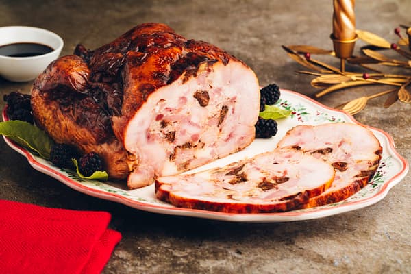 Pavo relleno con nueces, ciruelas y jamón serrano