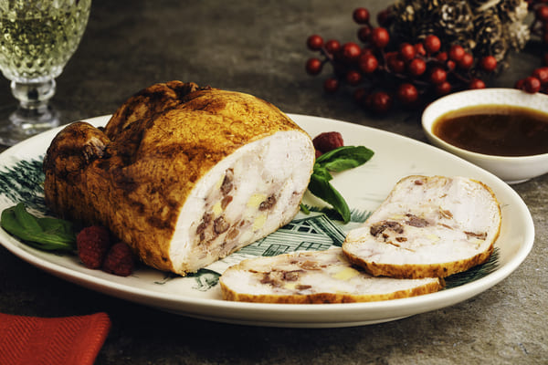 Pollo relleno con huevo, jamón serrano y dátiles