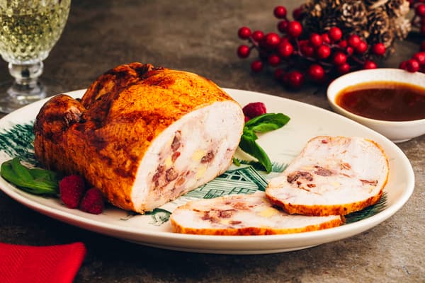 Pollo relleno con huevo, jamón serrano y dátiles