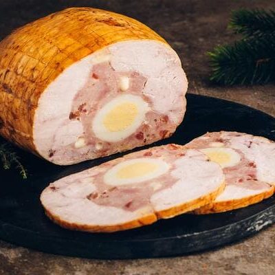 Pollo relleno al horno con huevo, jamón serrano y queso